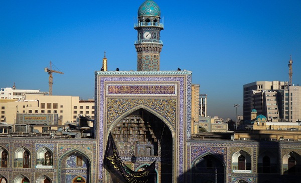 آیین تعویض پرچم گنبد حرم مطهر امام رضا(ع)