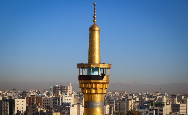 آیین تعویض پرچم گنبد حرم مطهر امام رضا(ع)