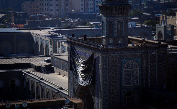 آیین تعویض پرچم گنبد حرم مطهر امام رضا(ع)