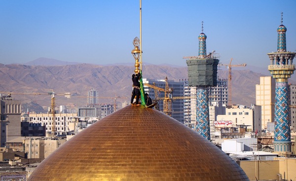 آیین تعویض پرچم گنبد حرم مطهر امام رضا(ع)