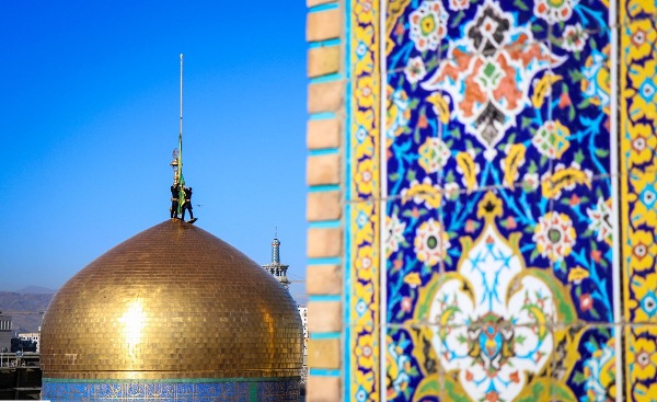 آیین تعویض پرچم گنبد حرم مطهر امام رضا(ع)