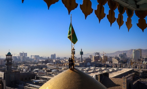 آیین تعویض پرچم گنبد حرم مطهر امام رضا(ع)