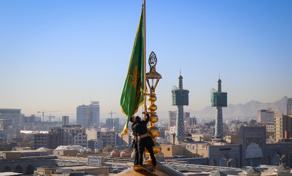 آیین تعویض پرچم گنبد حرم مطهر امام رضا(ع)