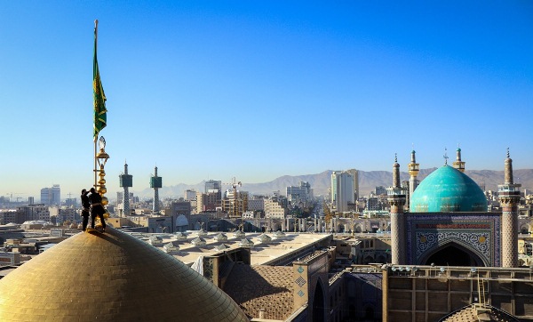 آیین تعویض پرچم گنبد حرم مطهر امام رضا(ع)