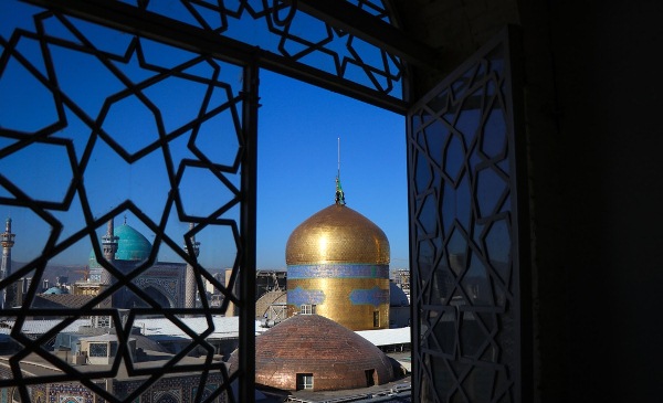 آیین تعویض پرچم گنبد حرم مطهر امام رضا(ع)