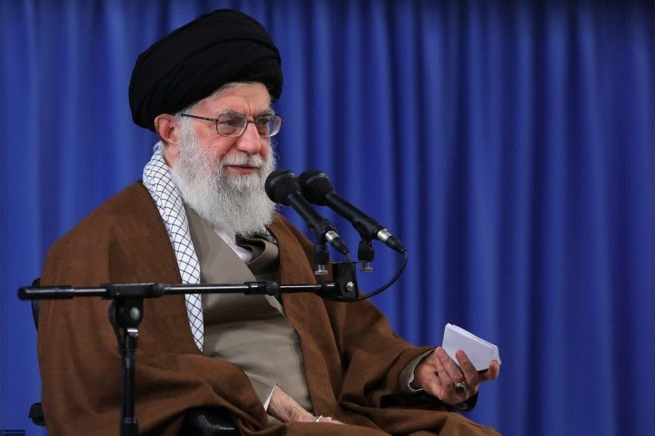 رهبر انقلاب با برگزارکنندگان سالگرد شهید سلیمانی دیدار میکنند رهبر انقلاب با برگزارکنندگان سالگرد شهید سلیمانی دیدار میکنند