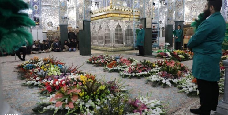 گلآرایی حرم حضرت زینب(س) توسط خادمان حرم رضوی گلآرایی حرم حضرت زینب(س) توسط خادمان حرم رضوی