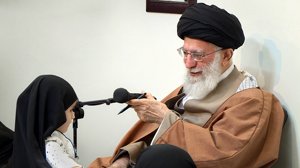 داستان یک عکس؛ وقتی آقا تریبون را به حنانه داد داستان یک عکس؛ وقتی آقا تریبون را به حنانه داد