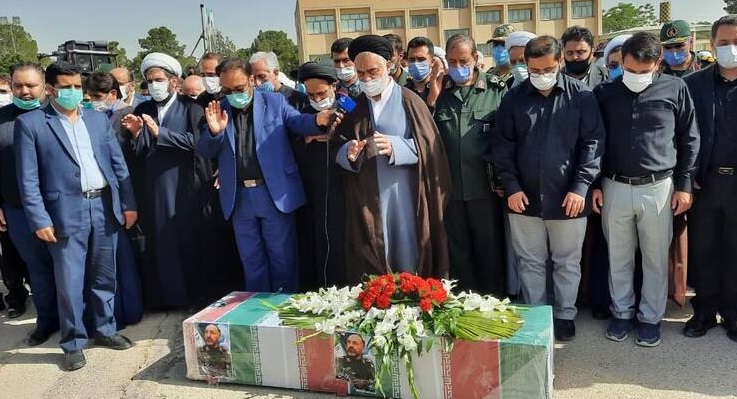 عکس/ اقامه نماز بر پیکر سردار حجازی