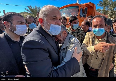 دلداری وزیر کشور به مرد سیل زده