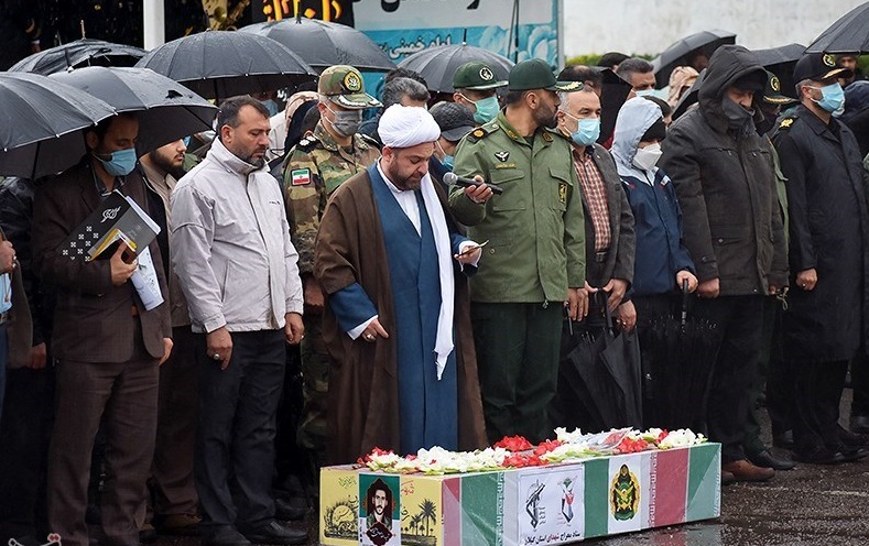 تشییع پیکر شهید تازه تفحصشده در باران تشییع پیکر شهید تازه تفحصشده در باران