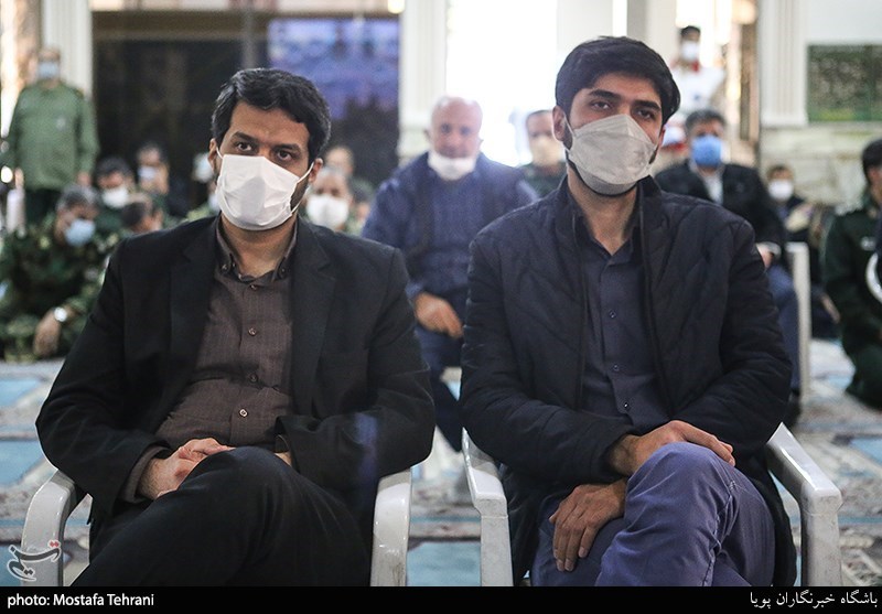 عکس/ فرزندان شهید کاظمی در سالگرد پدر