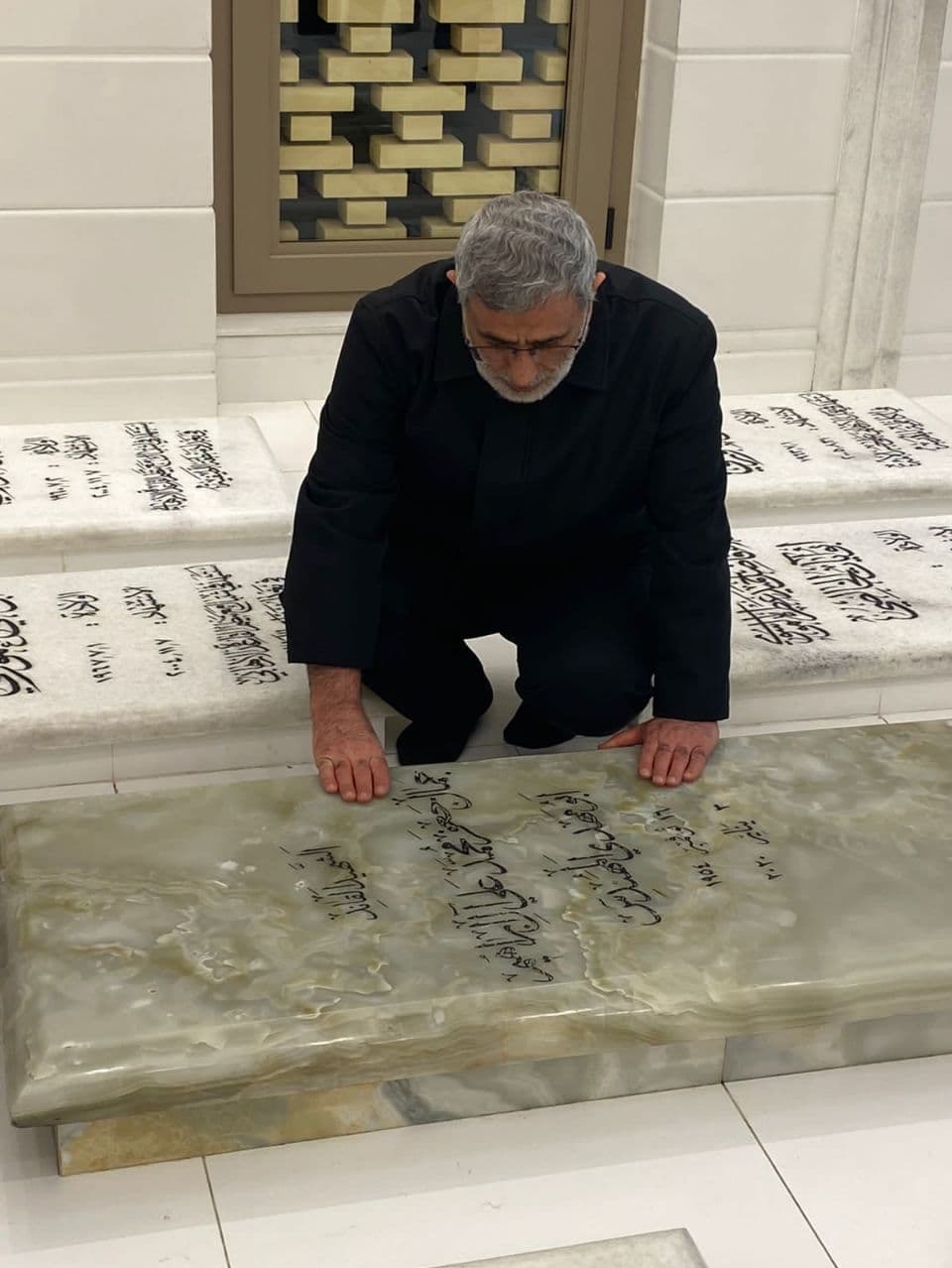 عکس/ حضور سردار قاآنی بر سر مزار ابومهدی