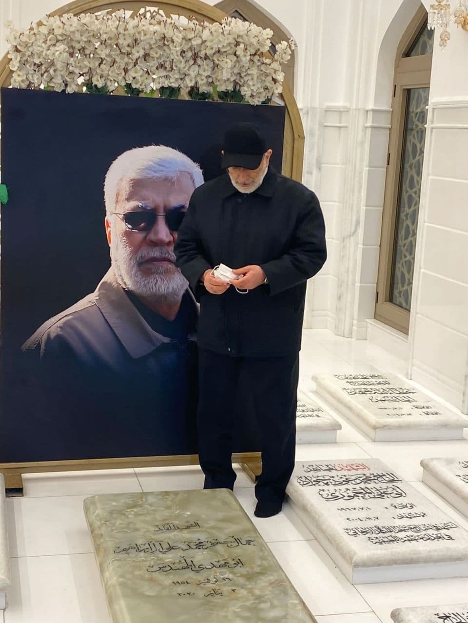 عکس/ حضور سردار قاآنی بر سر مزار ابومهدی