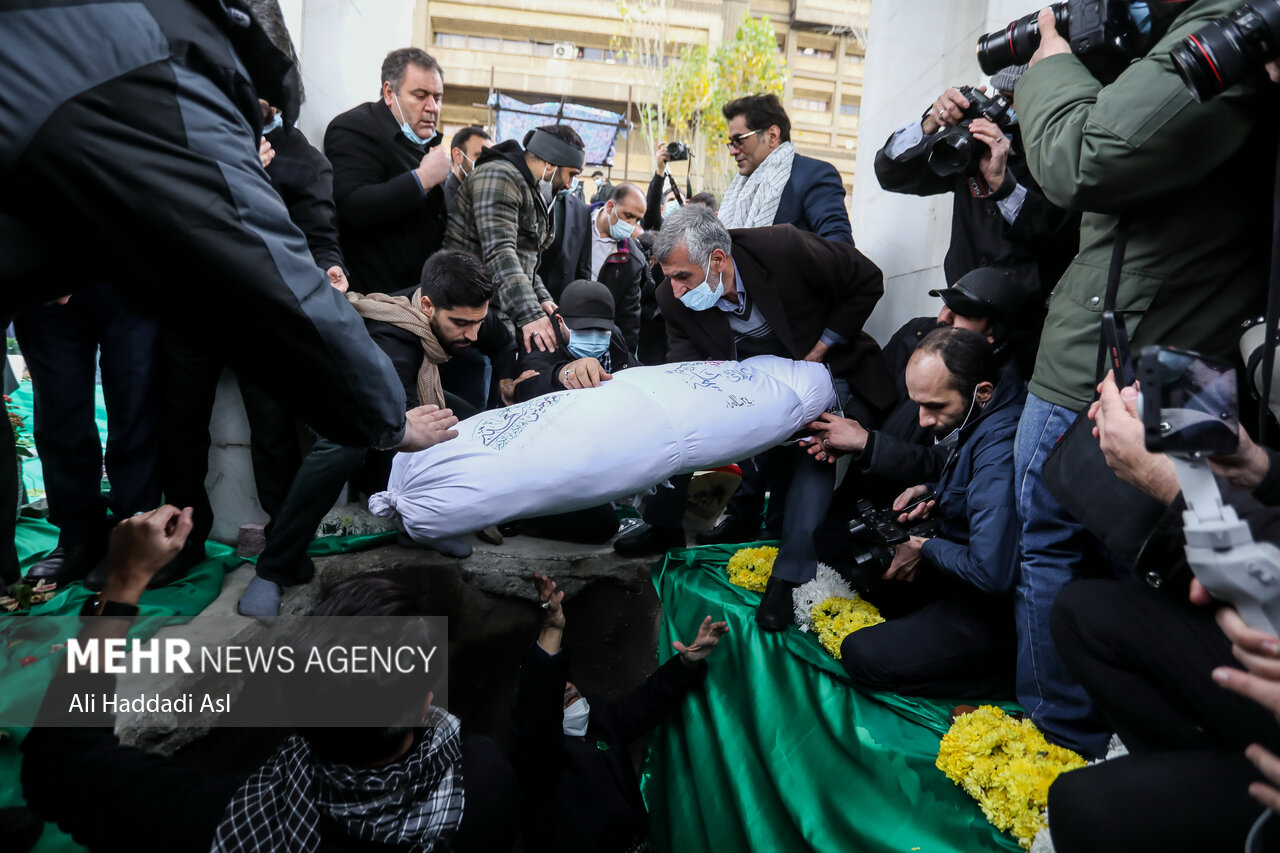 خاکسپاری دو شهید گمنام در وزارت کشور