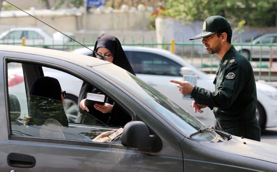 پلیس در مواجهه با کشف حجاب چه میکند؟ پلیس در مواجهه با کشف حجاب چه میکند؟