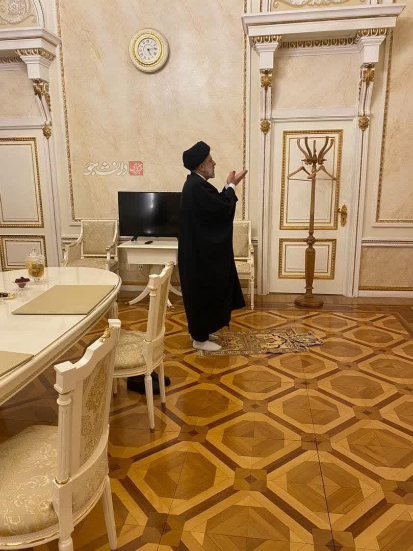 عکس/ نماز رئیسی در کاخ کرملین عکس/ نماز رئیسی در کاخ کرملین