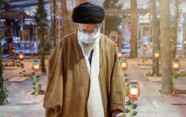 لحظاتی ناب از زیارت رهبرانقلاب از مزار شهدا لحظاتی ناب از زیارت رهبرانقلاب از مزار شهدا