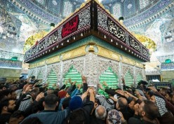 فیلم/ غبارروبی حرم امام هادی(ع) توسط حاج قاسم