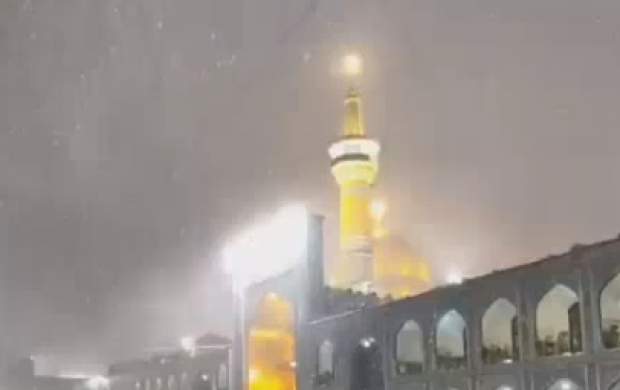 بارش زیبای برف در حرم مطهر رضوی +فیلم