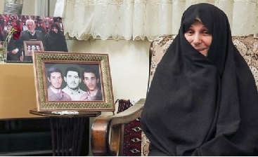 خانزادهای که مادر ۳ شهید شد/ مادری که همچنان با صلابت ایستاده است خانزادهای که مادر ۳ شهید شد/ مادری که همچنان با صلابت ایستاده است