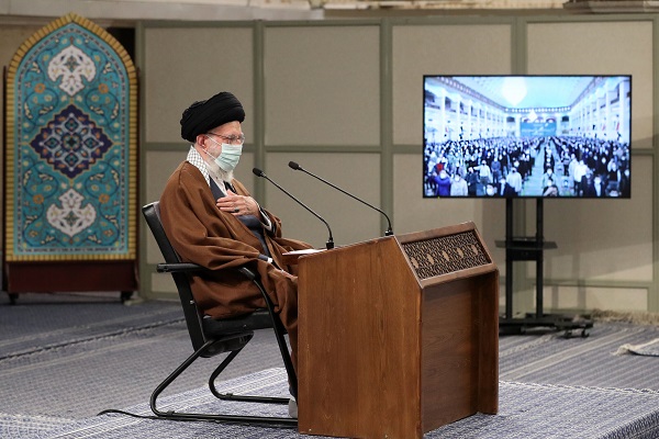 کسی که زندگی اشرافی دارد یا دم از تسلیم میزند نمیتواند به انقلاب پایبند باشد کسی که زندگی اشرافی دارد یا دم از تسلیم میزند نمیتواند به انقلاب پایبند باشد