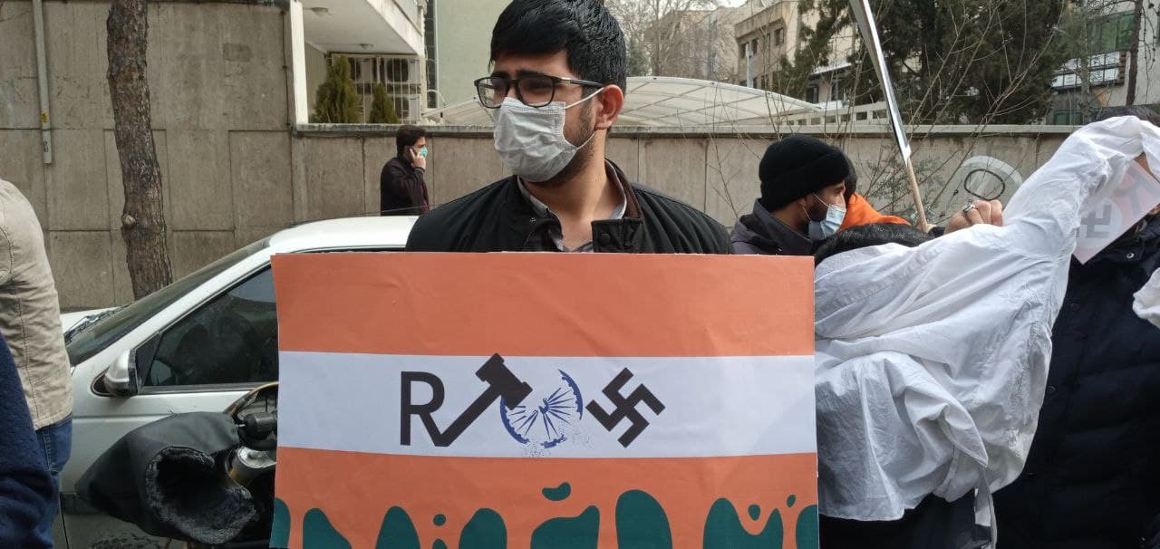 دانشجویان دانشگاه تهران در مقابل سفارت هند تجمع کردند دانشجویان دانشگاه تهران در مقابل سفارت هند تجمع کردند