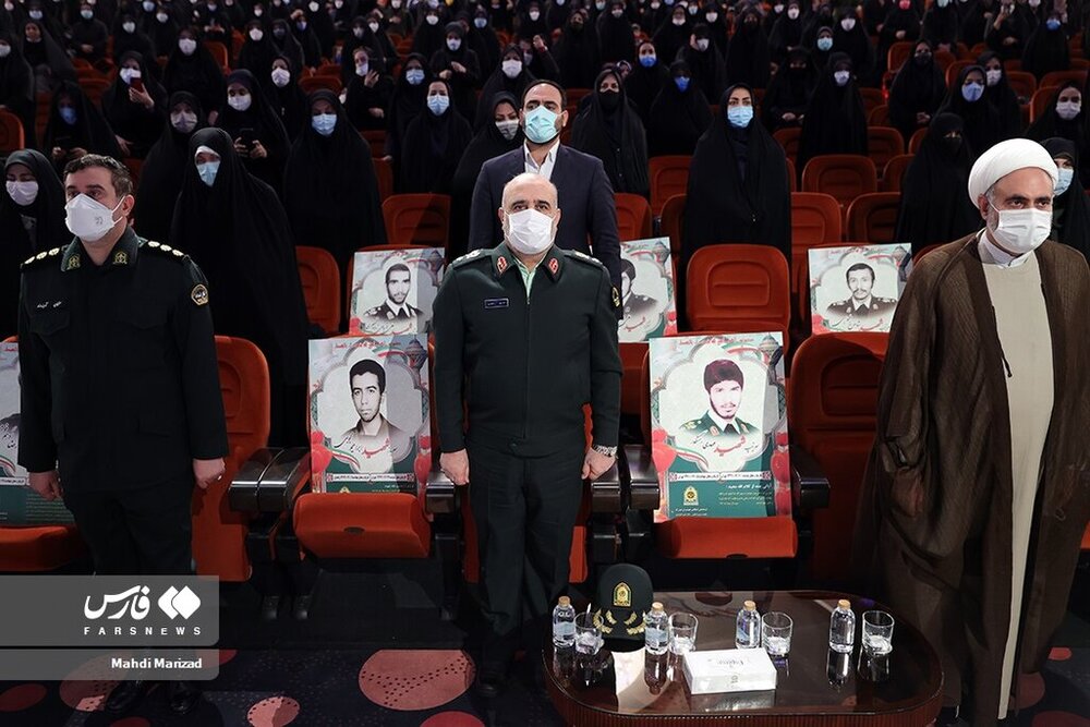 حرکات نمایشی زنان پلیس با اسلحه در تهران حرکات نمایشی زنان پلیس با اسلحه در تهران