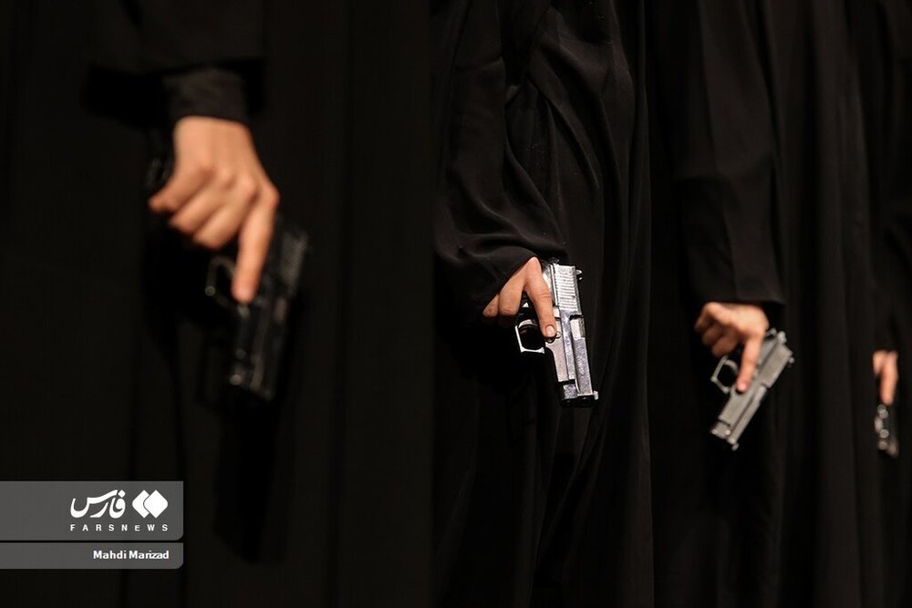 حرکات نمایشی زنان پلیس با اسلحه در تهران حرکات نمایشی زنان پلیس با اسلحه در تهران