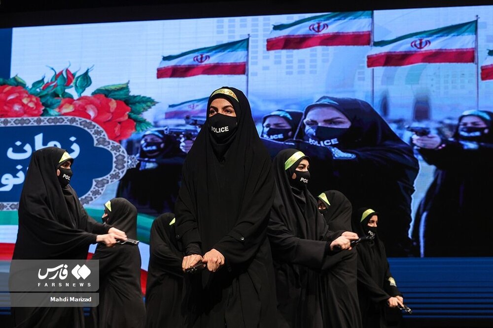حرکات نمایشی زنان پلیس با اسلحه در تهران حرکات نمایشی زنان پلیس با اسلحه در تهران