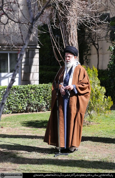 تصاویر کاشت نهال توسط رهبرانقلاب