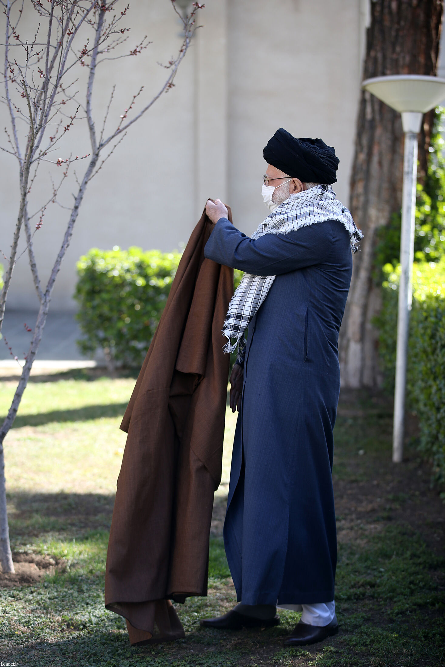 تصاویر کاشت نهال توسط رهبرانقلاب