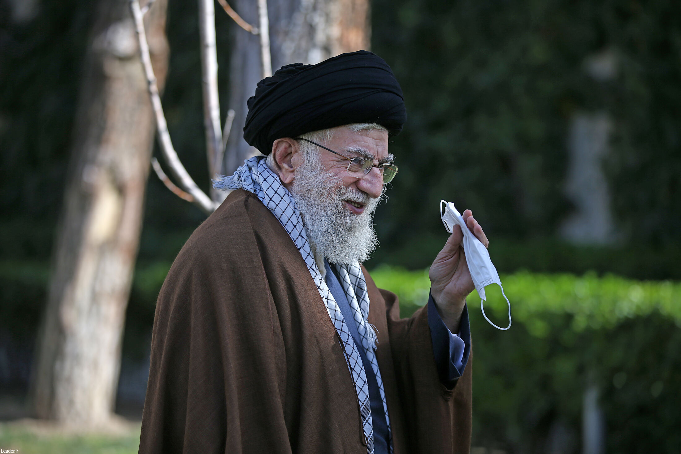 تصاویر کاشت نهال توسط رهبرانقلاب