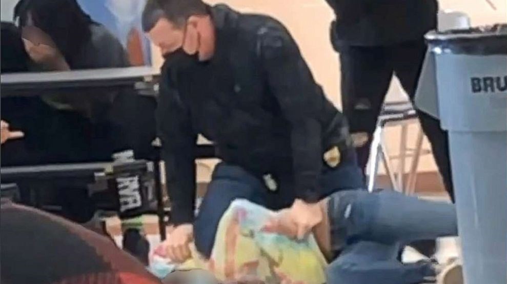 جنجال جدید پلیس آمریکا با پا گذاشتن بر گردن دختر 12 ساله+تصاویر جنجال جدید پلیس آمریکا با پا گذاشتن بر گردن دختر 12 ساله+تصاویر