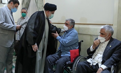 عکس/تجلیل رئیس جمهور از خانواده شهدا و ایثارگران
