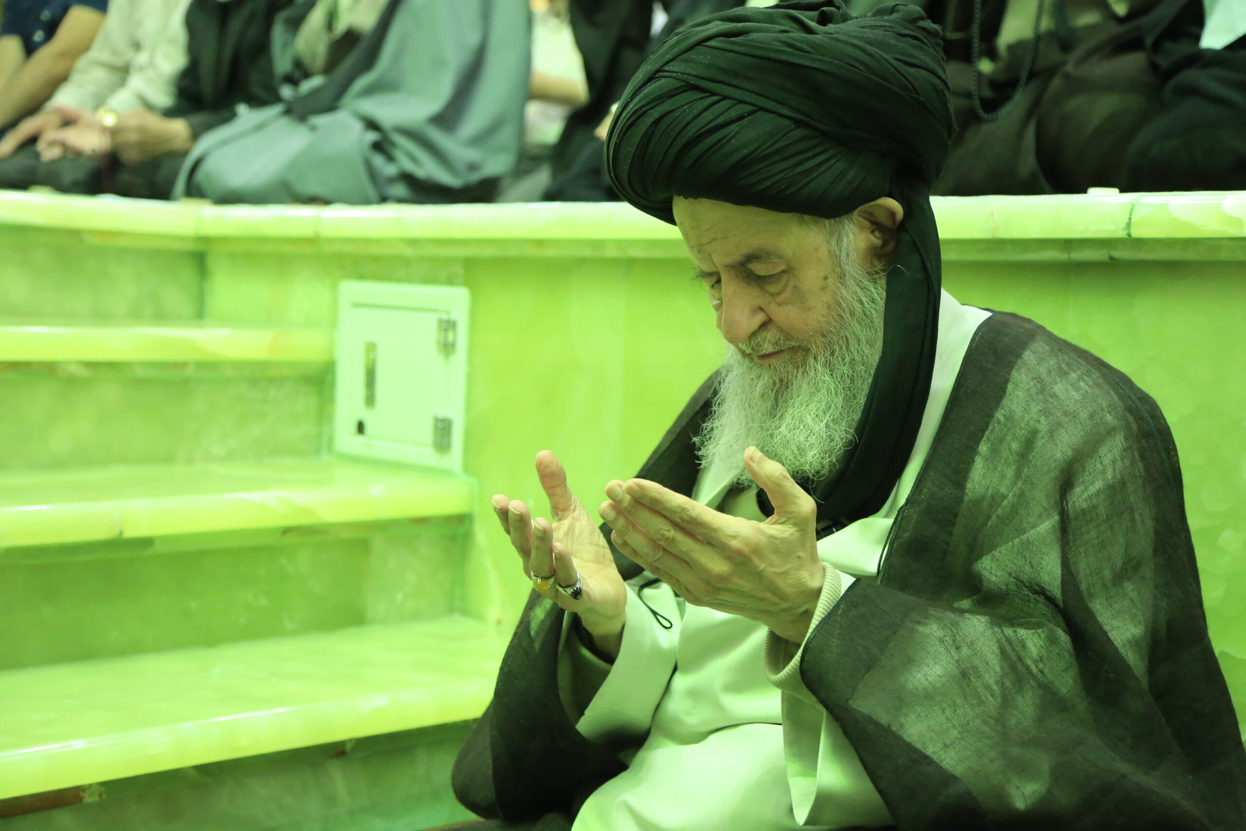 عکس/اقامه نماز توسط آیت الله العظمی علوی گرگانی در مسجد مقدس جمکران
