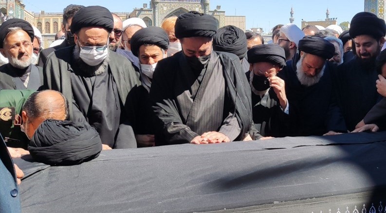 پیکر آیت الله علوی گرگانی بعد از تشییع بر دستان مردم قدرشناس قم در حرم کریمه اهل بیت آرام گرفت+عکس و فیلم پیکر آیت الله علوی گرگانی بعد از تشییع بر دستان مردم قدرشناس قم در حرم کریمه اهل بیت آرام گرفت+عکس و فیلم
