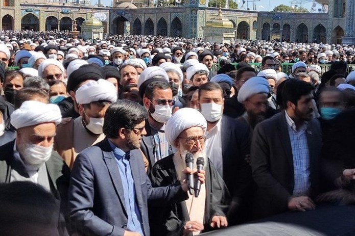 پیکر آیت الله علوی گرگانی بعد از تشییع بر دستان مردم قدرشناس قم در حرم کریمه اهل بیت آرام گرفت+عکس و فیلم