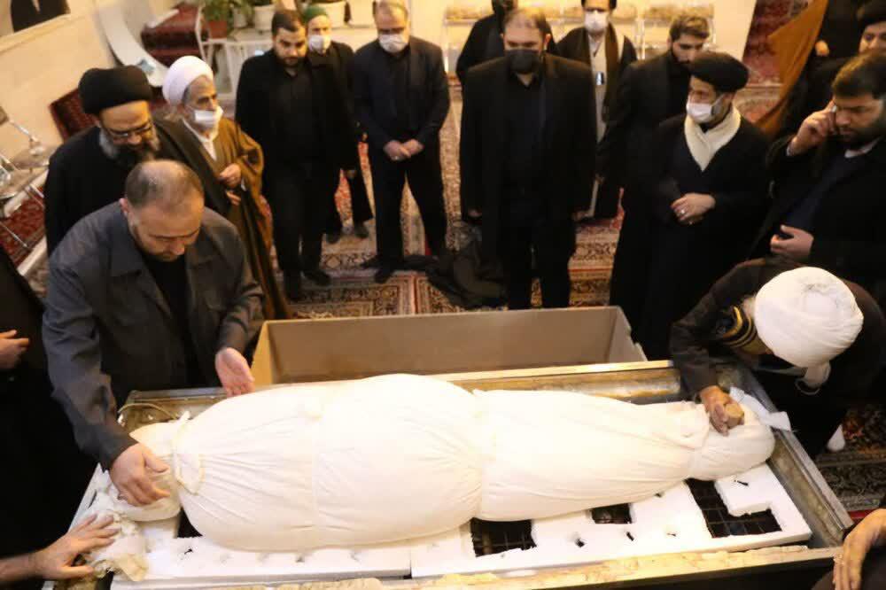 پیکر آیت الله علوی گرگانی بعد از تشییع بر دستان مردم قدرشناس قم در حرم کریمه اهل بیت آرام گرفت+عکس و فیلم پیکر آیت الله علوی گرگانی بعد از تشییع بر دستان مردم قدرشناس قم در حرم کریمه اهل بیت آرام گرفت+عکس و فیلم