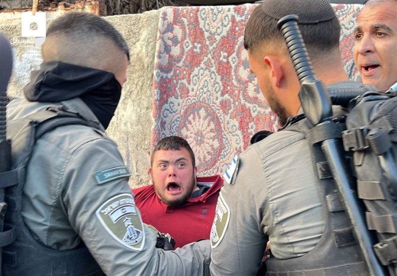 حمله نظامیان رژیم اسرائیل به جوان فلسطینی مبتلا به سندروم داون حمله نظامیان رژیم اسرائیل به جوان فلسطینی مبتلا به سندروم داون