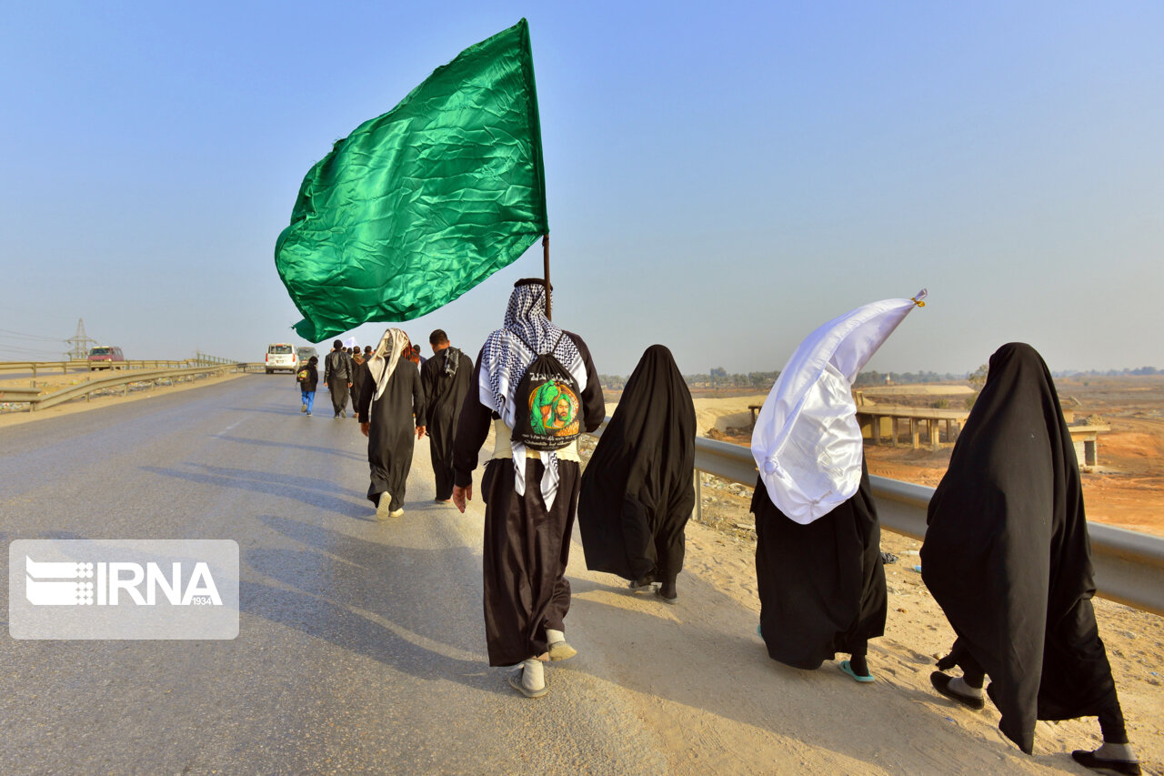 پیاده‌روی زائران به سمت حرم امامین جوادین(ع)