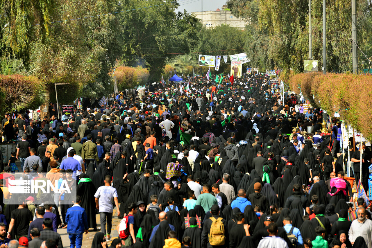 پیاده‌روی زائران به سمت حرم امامین جوادین(ع)