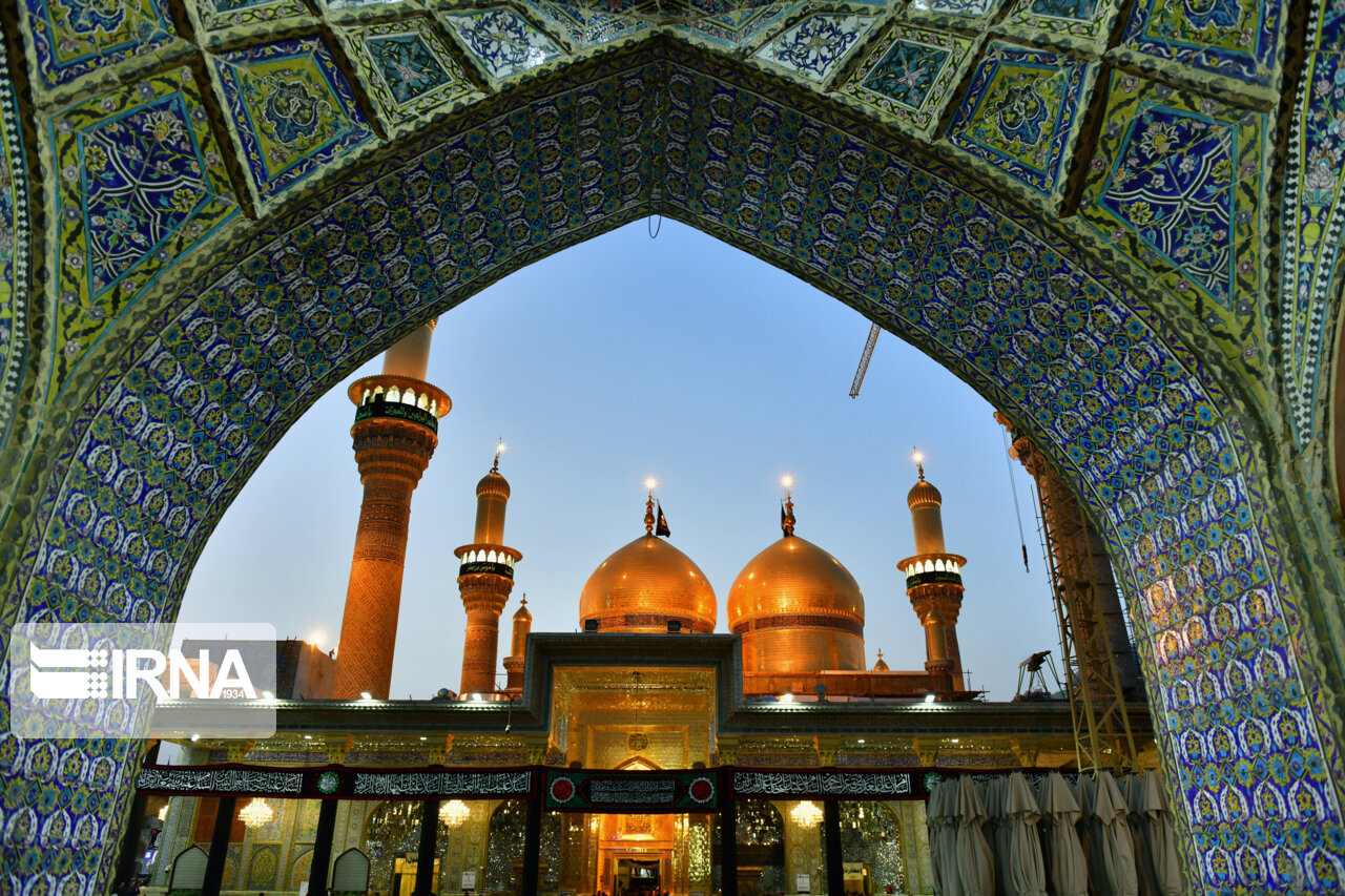 پیاده‌روی زائران به سمت حرم امامین جوادین(ع)