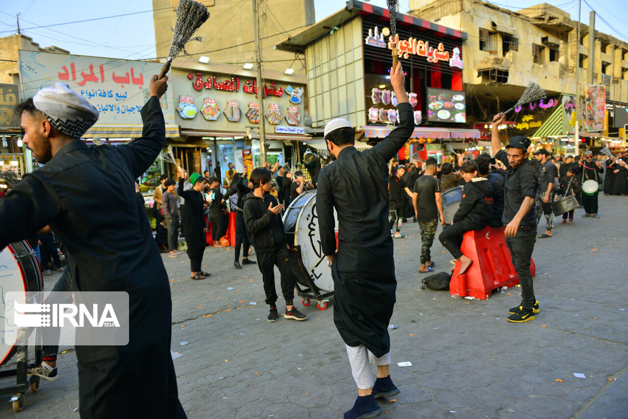پیاده‌روی زائران به سمت حرم امامین جوادین(ع)