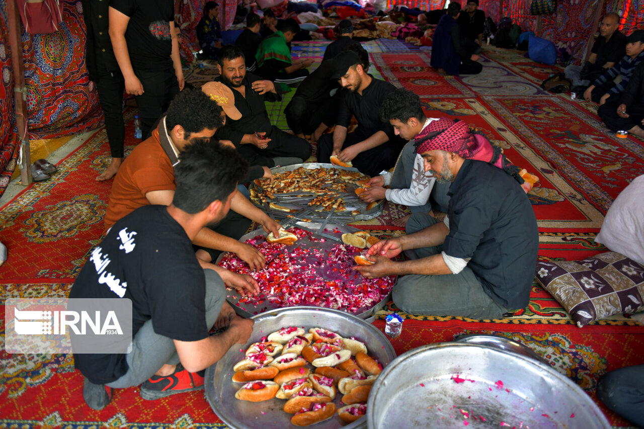 پیاده‌روی زائران به سمت حرم امامین جوادین(ع)