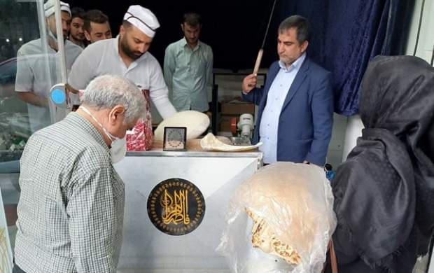 هیأتی که نان رایگان به نیازمندان میدهد هیأتی که نان رایگان به نیازمندان میدهد