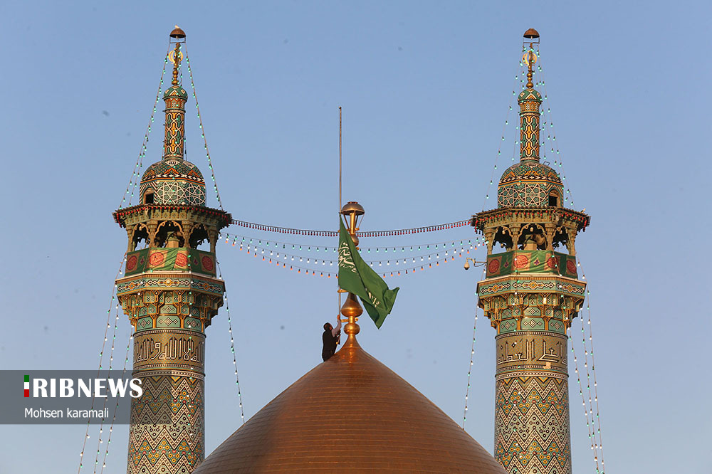 تعویض پرچم گنبد حرم حضرت معصومه (س)