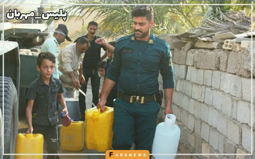 عکس/ شهید ضرغام‌پرست درحال آبرسانی