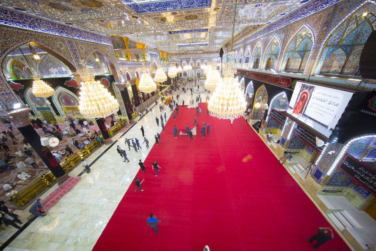 پهن کردن موکت قرمز در حرم امام حسین(ع)