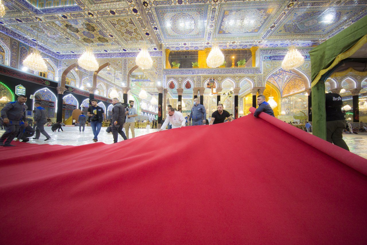 پهن کردن موکت قرمز در حرم امام حسین(ع)